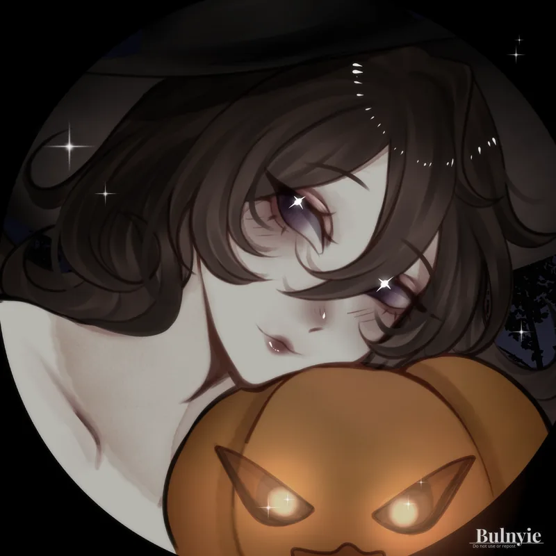 Ícone circular de uma garota de cabelo escuro e chapéu de bruxa, deitada sobre uma abóbora de Halloween com olhos brilhantes